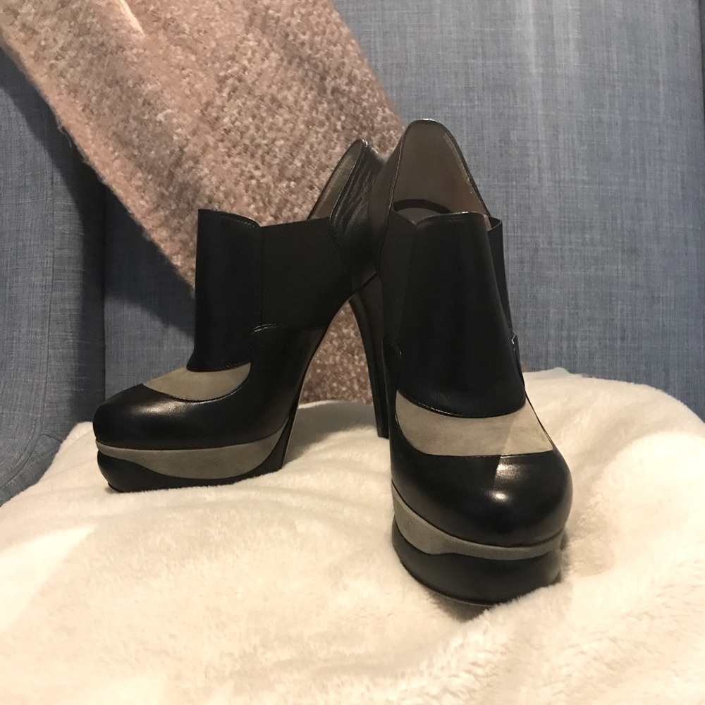 Fendi Tronchetto Nappa & Camoscio Booties. Black and Graphite. Size 39.5